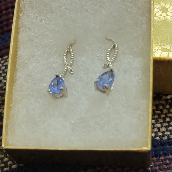 BEAUTIFUL 3/4 CTW CREATED TANZANITE EARRINGS - Picture 3 of 8